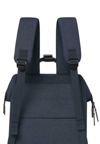 Sac à dos bleu marine en tissu texturé, avec bretelles rembourrées ajustables et une poignée sur le dessus. Il comprend une poche latérale zippée.