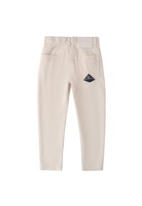 Beige corduroy broek met een rechte snit, vijf zakken en een zwart diamanten logo patch op de achterkant. Verticale ribbelstructuur doorheen.