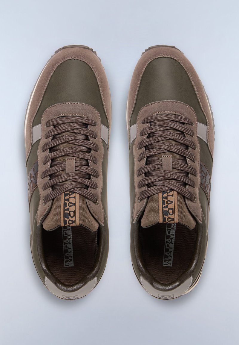 Zapatillas deportivas marrones con materiales de ante y cuero, que presentan una suela con patrón, cordones redondos y acentos en beige contrastante.