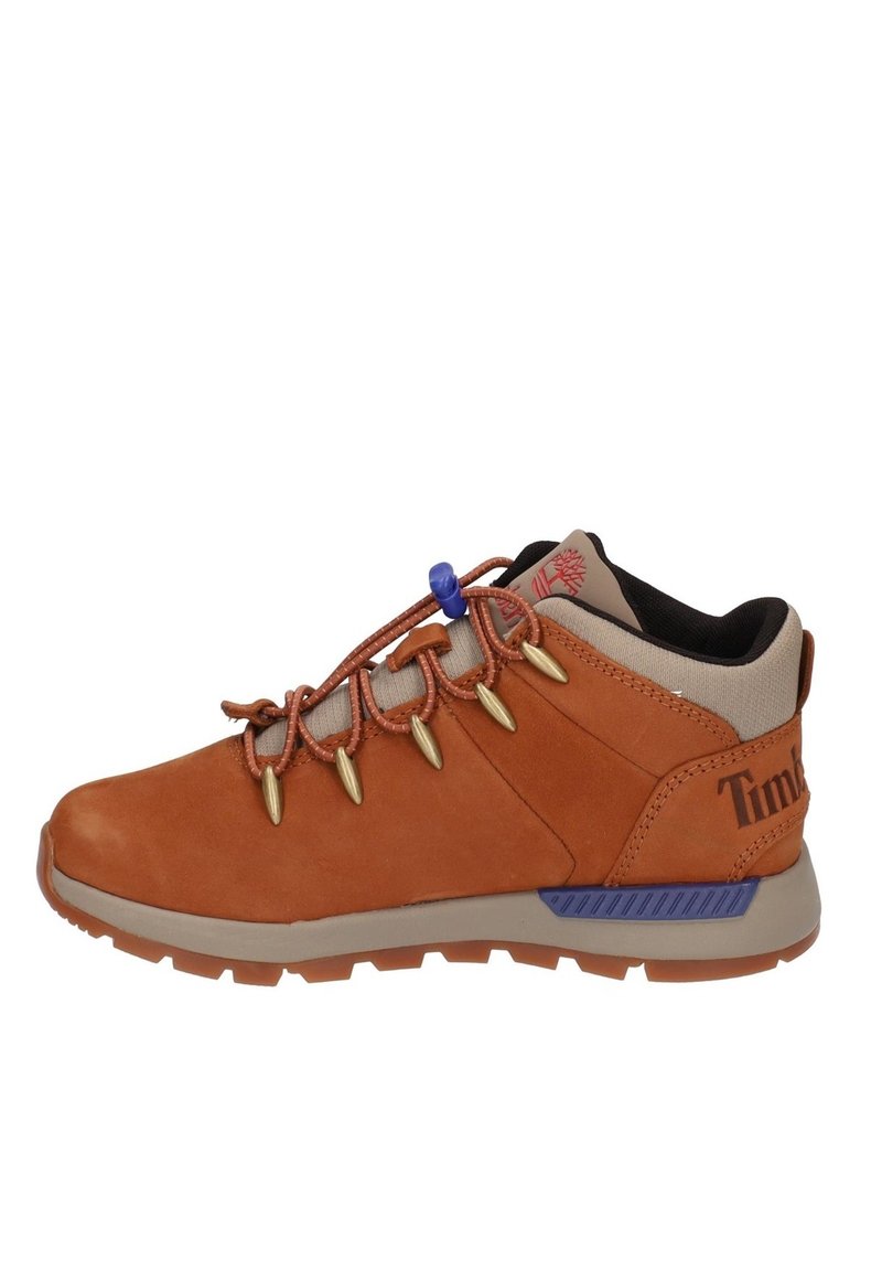 Zapato de senderismo de ante marrón con acentos texturizados, ganchos dorados y un sistema de bloqueo de cordones azul. Presenta un cuello beige y una suela de goma gris.