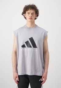 adidas Performance TEE - T-shirt imprimé - glory grey