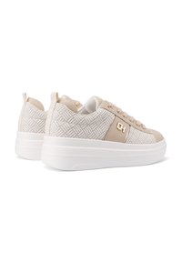 Sneaker beige con tomaia in tessuto testurizzato e dettagli in pelle liscia, con hardware in tonalità oro e suola piattaforma bianca.