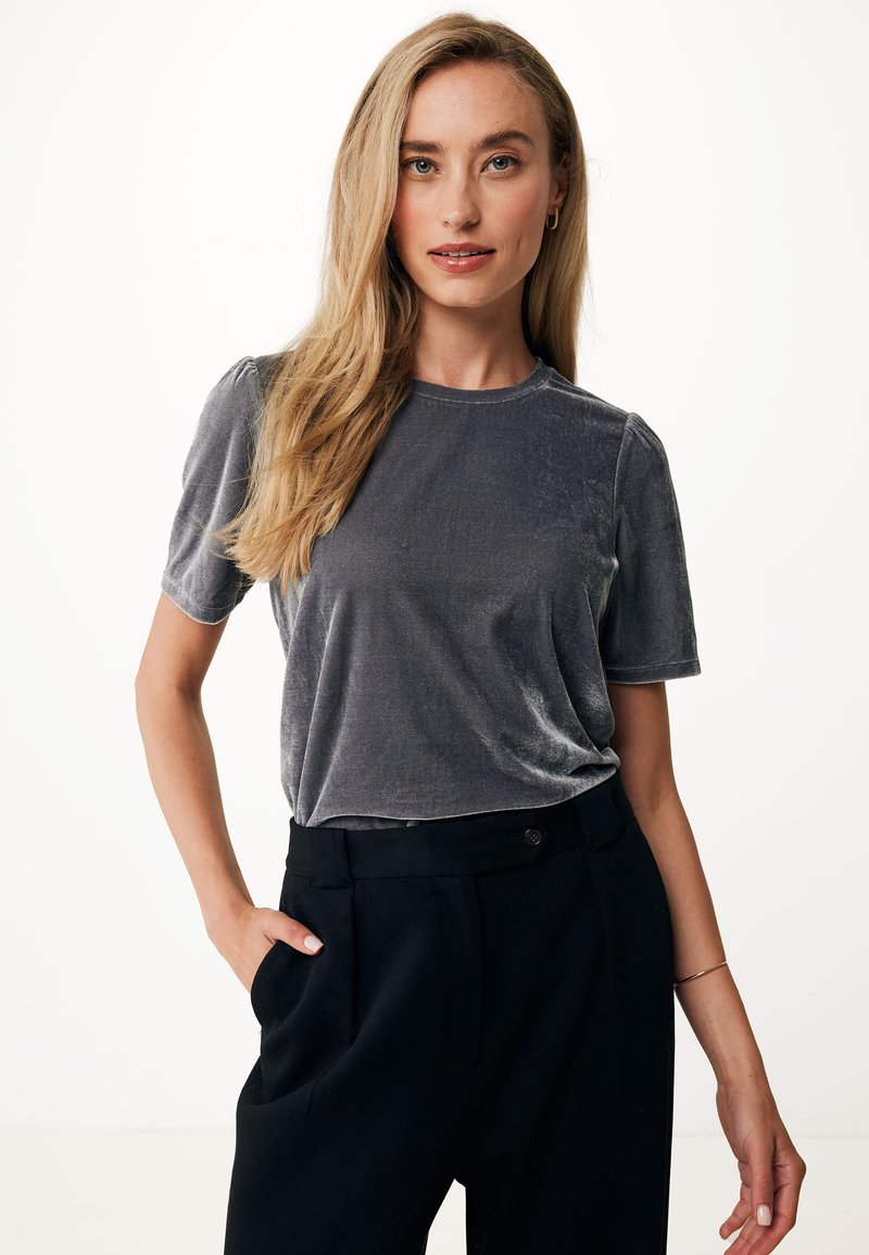 Grijze fluwelen top met korte mouwen en een ronde hals, gecombineerd met zwart op maat gemaakte hoge taille broek, voorzien van zijzakken en een gladde textuur.