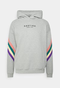 Felpa con cappuccio grigio chiaro con logo KAOTIKO sul petto e strisce diagonali rosa, verde, giallo e viola sulle maniche.