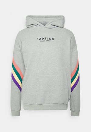 Sudadera con capucha de color gris claro con el logo de KAOTIKO en el pecho y rayas diagonales en rosa, verde, amarillo y púrpura en las mangas.