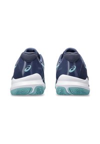 Zapatillas deportivas en azul marino y verde azulado con un exterior de malla, cuello acolchado, entresuela blanca y suela exterior texturizada en verde azulado con un patrón de olas.