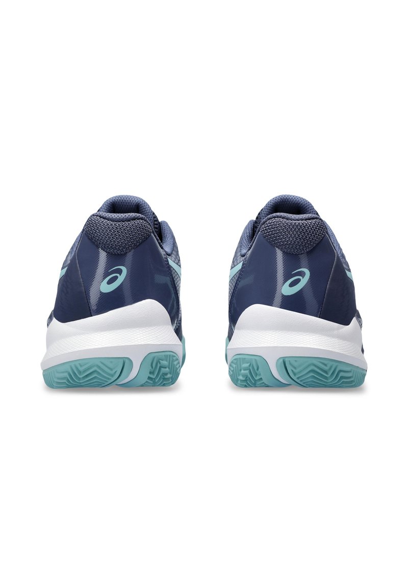 Baskets de sport bleu marine et teal avec un extérieur en maille, un col rembourré, une semelle intermédiaire blanche et une semelle extérieure teal texturée présentant un motif en vagues.