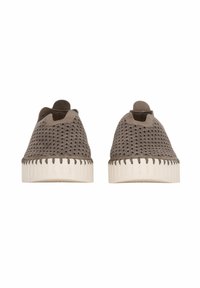 Scarpe marroni forate con un soprasuola texture, dotate di un colletto imbottito e di una spessa suola in gomma bianca con scanalature orizzontali.