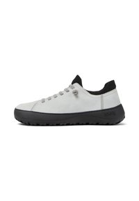 Sneakers grigio chiaro con tomaia in suede liscia, suola in gomma nera a profilo basso e lacci grigi, caratterizzati da un colletto a coste nero.