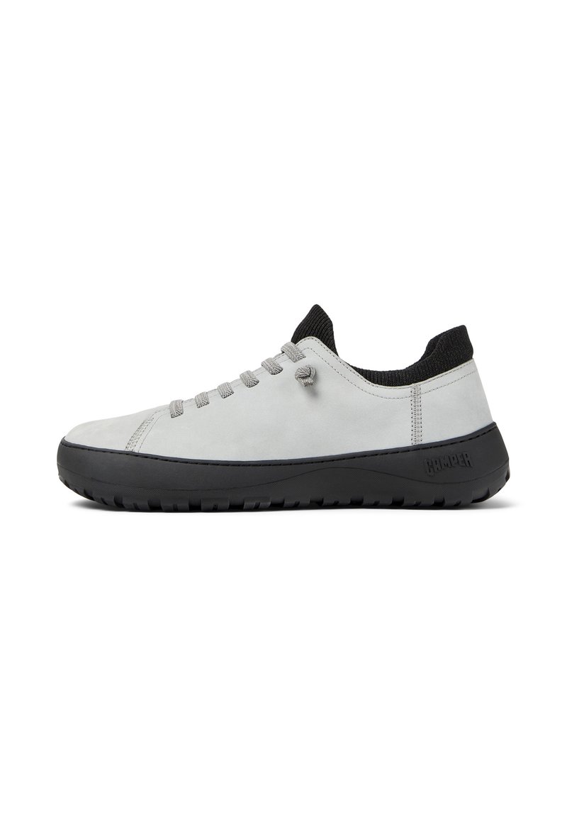 Sneakers grigio chiaro con tomaia in suede liscia, suola in gomma nera a profilo basso e lacci grigi, caratterizzati da un colletto a coste nero.