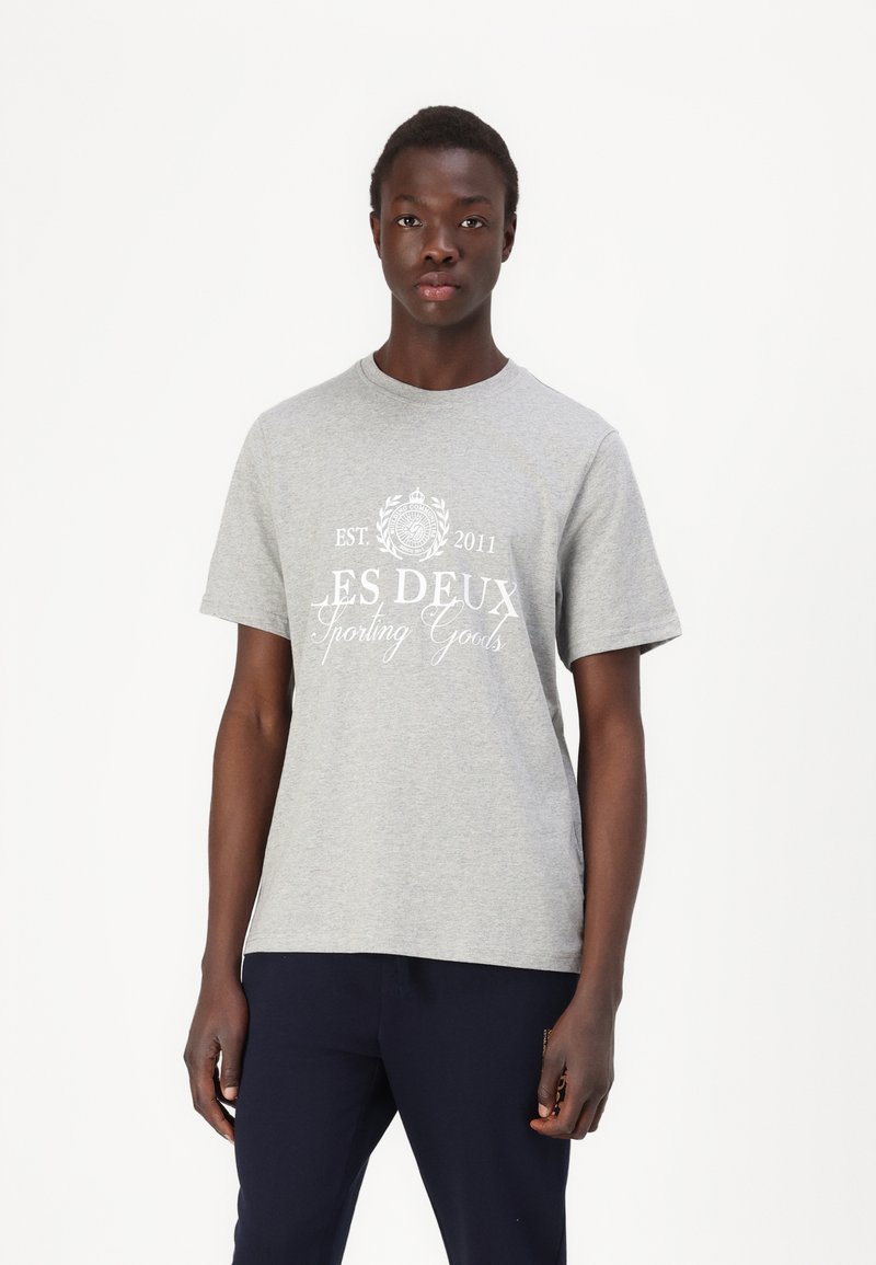 Tricou din bumbac gri, cu mâneci scurte și decolteu rotund; prezintă text alb imprimat "EST. 2011 ES DEUX Sporting Goods" pe față.