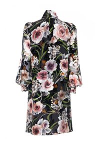 Vestido floral con fondo negro, con grandes rosas rosas y blancas. Tejido ligero, mangas largas y un diseño de corte suelto.