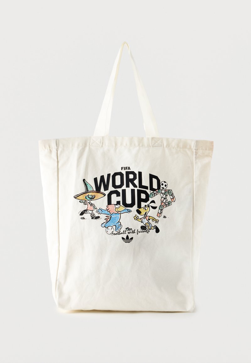 Τσάντα χειρός από καμβά, εκρού χρώμα, με πολύχρωμα σχεδιαστικά καρτούν σχετικά με το ποδόσφαιρο και το Παγκόσμιο Κύπελλο FIFA, με μαύρο κείμενο και λογότυπο Adidas.