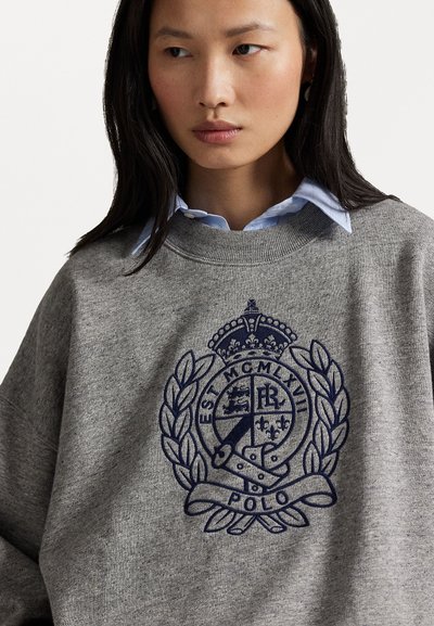 Felpa grigia con un grande logo blu navy, emblema coronato e design di alloro, con scollatura a costine e texture morbida.