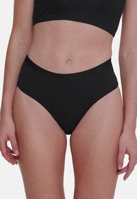 Mutande nere a vita alta, realizzate in cotone morbido con una finitura liscia. Presentano una larga vita elasticizzata con dettagli del logo.