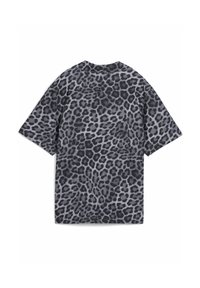 T-shirt grigia con motivo leopardato nero, maniche corte, colletto a giro e vestibilità rilassata. La trama del tessuto appare liscia e leggera.