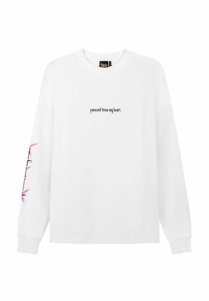 Biała koszula z długim rękawem z czarnym napisem "postcard from my heart." na środku z przodu oraz różowy kwiatowy wzór z czarnym napisem na lewym rękawie.