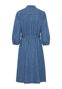 Robe midi en denim bleu avec manches longues bouffantes, poignets élastiques, taille ceinturée et détail dos avec empiècement pointu.