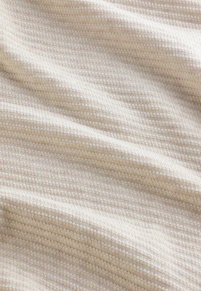 Lys beige tekstureret stof med subtile lodrette striber, blød fornemmelse og en blid glans, draperet for at vise dybde og overfladevariation.