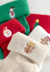 Strickferien-Socken in Rot, Grün, Weiß und Beige mit gestickten Motiven: Schneemann, Weihnachtsmann, Baum, Lebkuchen und Rentier.