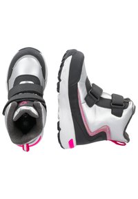 Silberne und schwarze Kinderstiefel mit Klettverschlüssen, rosa Akzenten, Gummisohle, Fleece-Futter und einem strukturierten Design.