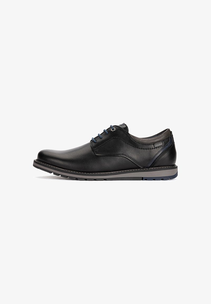 Chaussure habillée à lacets pour homme en cuir noir avec semelle grise et accents bleus, vue de profil droit sur fond blanc.