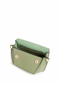 Zielona, gładka skórzana torba z złotymi akcentami, z miękkim zielonym wnętrzem. Zawiera przednią kieszeń z zapięciem magnetycznym, zapewniającą bezpieczne przechowywanie.