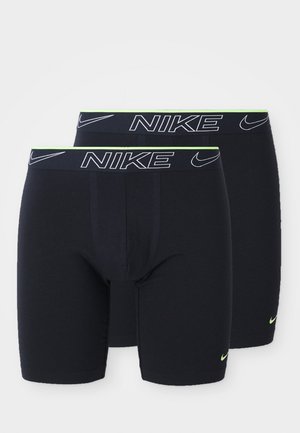 Dois pares de boxers pretos Nike com uma cintura larga que apresenta o nome da marca em branco e uma linha de destaque verde na parte superior.