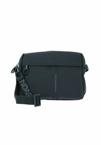 Borsa a tracolla nera in tessuto strutturato con chiusura a zip, tracolla regolabile e dettaglio con marchio sulla tracolla. Forma rettangolare.