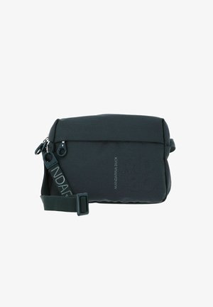 Borsa a tracolla nera in tessuto strutturato con chiusura a zip, tracolla regolabile e dettaglio con marchio sulla tracolla. Forma rettangolare.