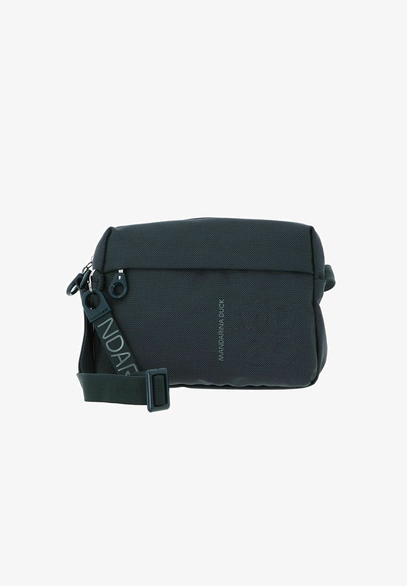 Borsa a tracolla nera in tessuto strutturato con chiusura a zip, tracolla regolabile e dettaglio con marchio sulla tracolla. Forma rettangolare.