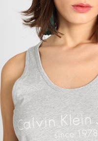Calvin Klein Jeans Top - mottled light grey