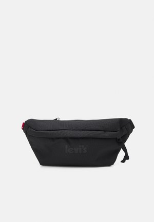 Sac banane en tissu noir avec une fermeture éclair, logo Levi's discret sur le devant et une sangle ajustable avec boucle.