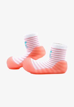 Calcetines a rayas rosas con un dobladillo blanco, que cuentan con una suela de goma en color coral. El diseño incluye un logo en azul claro en el lado exterior.