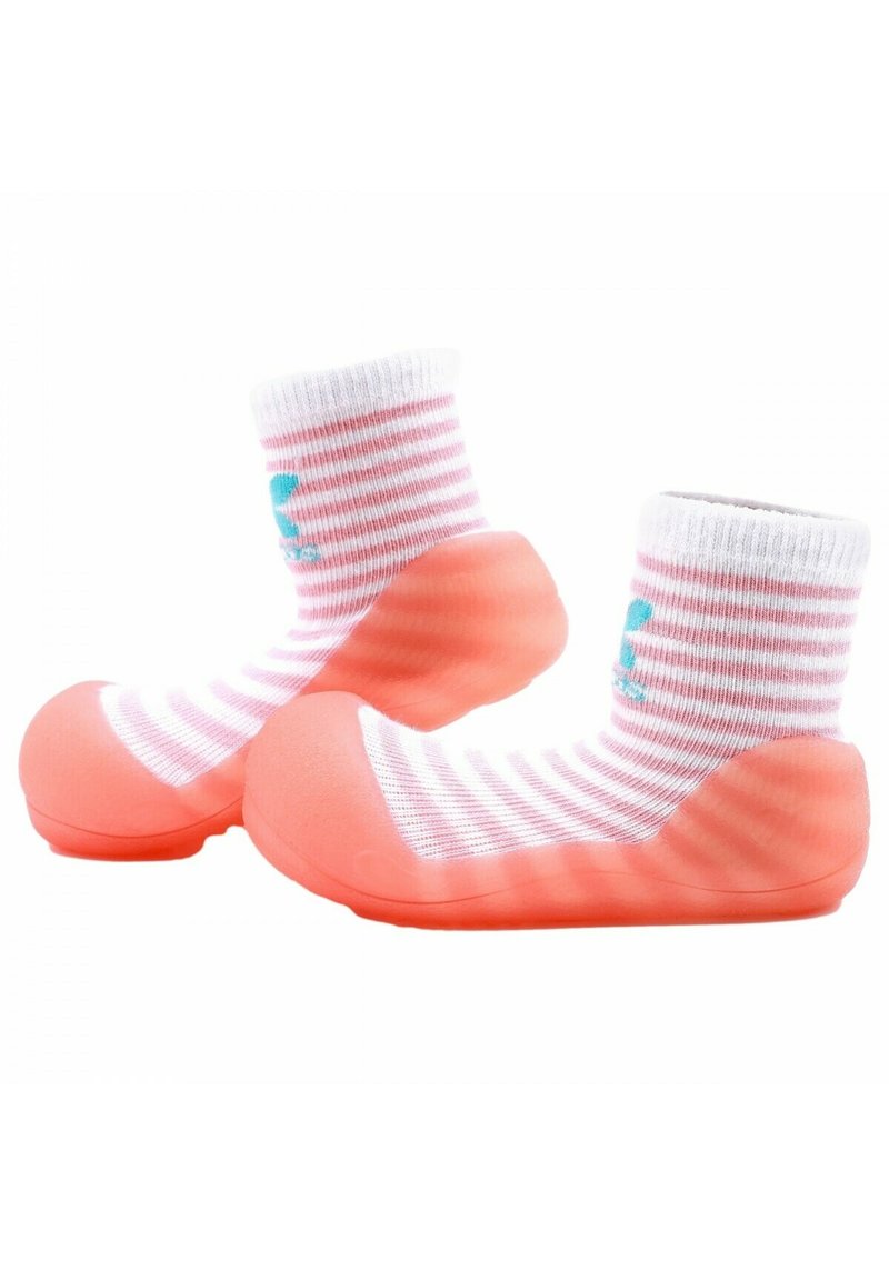 Calcetines a rayas rosas con un dobladillo blanco, que cuentan con una suela de goma en color coral. El diseño incluye un logo en azul claro en el lado exterior.