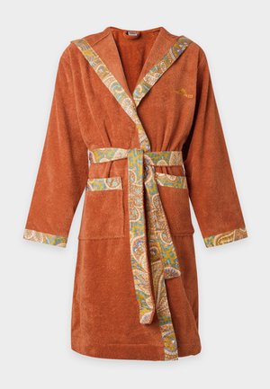 Peignoir couleur rouille avec bordure et ceinture à motif cachemire en bleu, jaune et blanc, avec deux poches avant et un col à capuche.