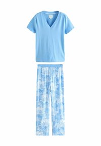 Helle blaue Baumwoll-Pyjamaset bestehend aus einem kurzärmeligen V-Ausschnitt-Oberteil und weit geschnittenen Hosen mit einem weißen tropischen Printmuster.