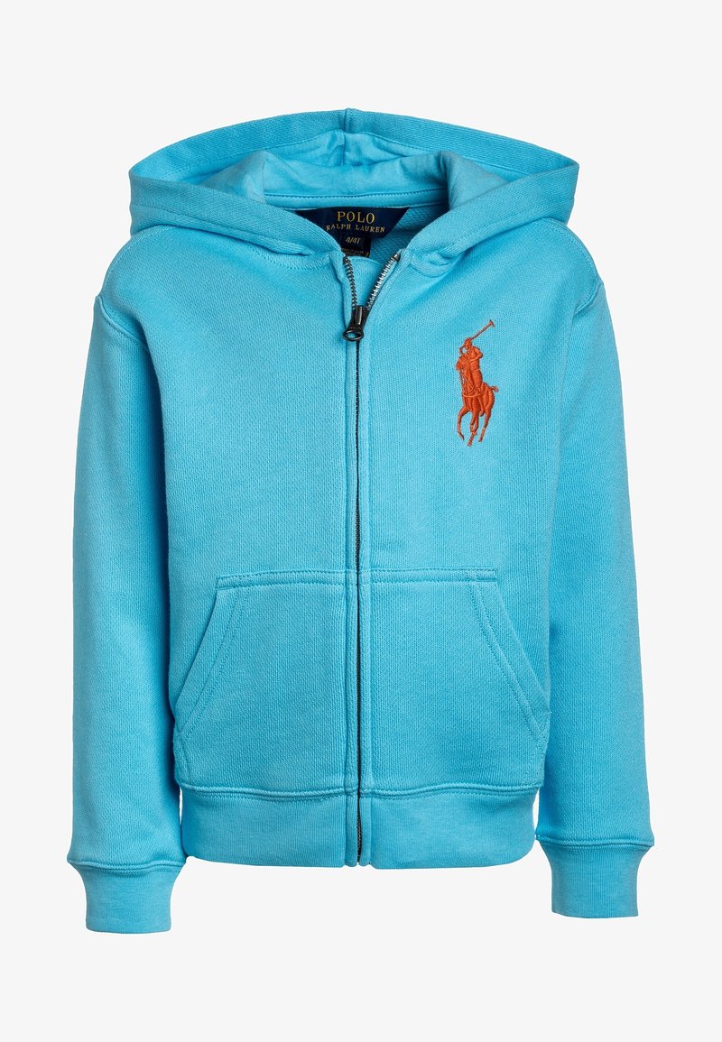 Sudadera con capucha y cremallera de color azul claro, hecha de material suave, con un bolsillo tipo canguro y un logo naranja de polo en el lado izquierdo del pecho.