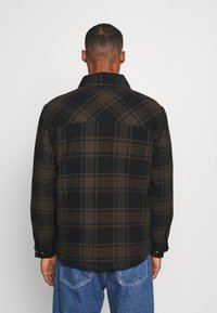 YOUNG POETS Mezisezónní bunda  - brown