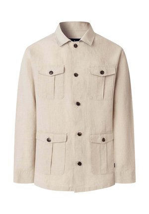 Beige lange mouwen jas met vier klepzakken met knopen en een centrale knoopsluiting, voorzien van een klassieke kraag.