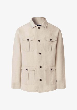 Beige lange mouwen jas met vier klepzakken met knopen en een centrale knoopsluiting, voorzien van een klassieke kraag.