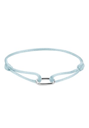 Hellblaues verstellbares Armband mit einer kleinen, glänzenden silbernen ovalen Schlaufe in der Mitte, vor weißem Hintergrund.