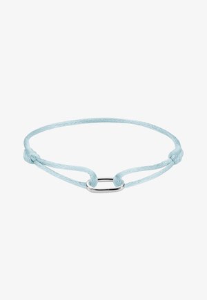 Hellblaues verstellbares Armband mit einer kleinen, glänzenden silbernen ovalen Schlaufe in der Mitte, vor weißem Hintergrund.