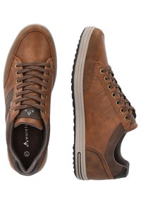 Bruna lädersneakers med texturerade paneler, runda snören och metallöglor. Gummisulor med varierande mönster för bättre grepp.