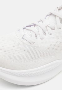HOKA MACH 6 - Løpesko for vei - white
