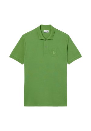 Polo verde a maniche corte con colletto, due bottoni e logo ricamato discreto sul petto a sinistra.