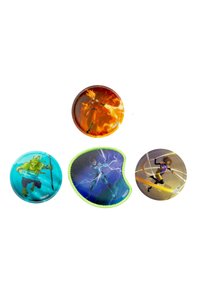 Set aus vier runden Abzeichen mit lebhaften Charakterillustrationen: zwei rund mit blauen und orangen Hintergründen, eines mit grünen Akzenten und eines in Gelb.