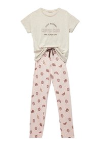 Grå bomulds-T-shirt med teksten "GOOD MORNING COFFEE CLUB HAVE A GREAT DAY"; lyserøde pyjamasbukser med kage mønstre og snor i taljen.