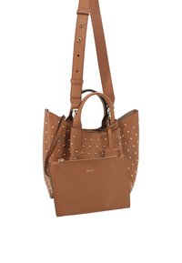 Braune Leder-Tote-Tasche mit goldenen Nietenakzenten, doppelten Tragegriffen und einem abnehmbaren Reißverschlussbeutel. Verstellbarer Schultergurt inklusive.