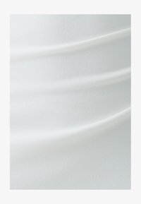 Seleccionado, white
